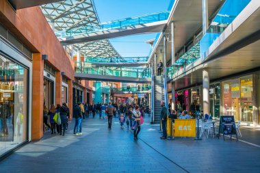 Liverpool, İngiltere, 7 Nisan 2017: İnsanlar iş merkezi Liverpool, Englan yürüyor