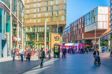 Liverpool, İngiltere, 7 Nisan 2017: İnsanlar iş merkezi Liverpool, Englan yürüyor