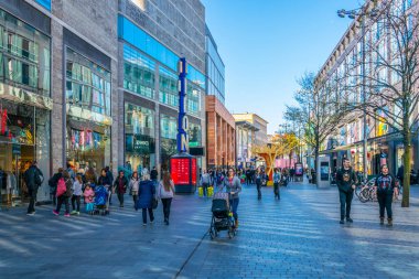 Liverpool, İngiltere, 7 Nisan 2017: İnsanlar iş merkezi Liverpool, Englan yürüyor