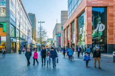 Liverpool, İngiltere, 7 Nisan 2017: İnsanlar iş merkezi Liverpool, Englan yürüyor