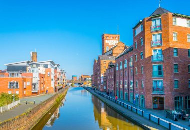 Binalar center of Chester, Englan gidiş bir kanal ile birlikte görünümünü Chester, İngiltere, 7 Nisan 2017: