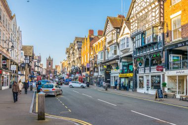Chester, İngiltere, 7 Nisan 2017: geleneksel tudor evleri Merkez Chester, Englan köprü sokak yanında