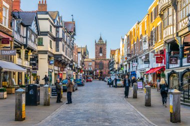 Chester, İngiltere, 7 Nisan 2017: geleneksel tudor evleri Merkez Chester, Englan köprü sokak yanında