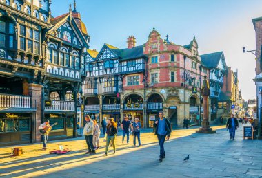 Chester, İngiltere, 7 Nisan 2017: geleneksel tudor evleri Merkez Chester, Englan köprü sokak yanında