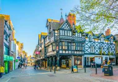 Chester, İngiltere, 7 Nisan 2017: geleneksel tudor evleri Northgate street merkezi Chester, Englan yanında