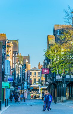 Chester, İngiltere, 7 Nisan 2017: geleneksel tudor evleri Northgate street merkezi Chester, Englan yanında