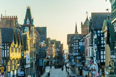 Chester, İngiltere, 7 Nisan 2017: geleneksel tudor evleri günbatımı, Englan sırasında merkezi Chester Eastgate sokakta yanında