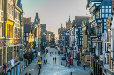 Chester, İngiltere, 7 Nisan 2017: geleneksel tudor evleri günbatımı, Englan sırasında merkezi Chester Eastgate sokakta yanında