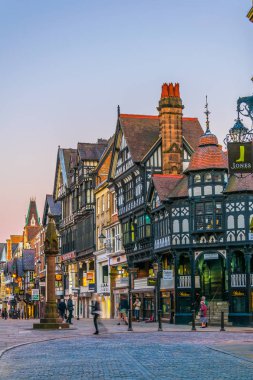 Chester, İngiltere, 7 Nisan 2017: Sunset görünümünü geleneksel merkezi Chester, Englan köprü sokak yanında tudor evler