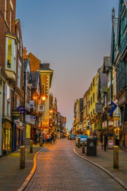 Chester, İngiltere, 7 Nisan 2017: Sunset görünümünü geleneksel merkezi Chester, Englan köprü sokak yanında tudor evler