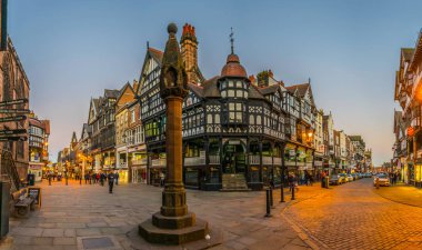 Chester, İngiltere, 7 Nisan 2017: Sunset görünümünü geleneksel merkezi Chester, Englan köprü sokak yanında tudor evler