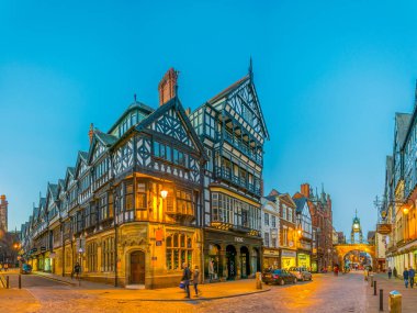 Chester, İngiltere, 7 Nisan 2017: geleneksel günbatımı manzarası tudor Eastgate sokakta merkezi Chester, Englan yanı sıra evler