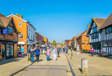 Stratford Upon Avon, İngiltere, 8 Nisan 2017: İnsanlar Stratford upon Avon, Englan geleneksel ahşap evlerde yanında geziniyor
