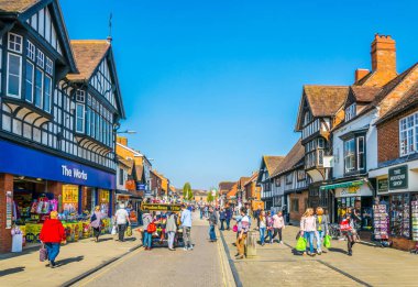 Stratford Upon Avon, İngiltere, 8 Nisan 2017: İnsanlar Stratford upon Avon, Englan geleneksel ahşap evlerde yanında geziniyor