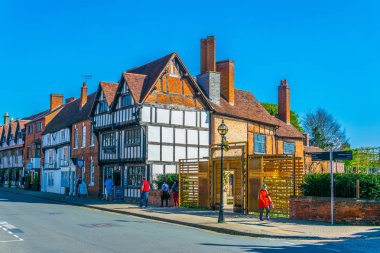 Stratford Upon Avon, İngiltere, 8 Nisan 2017: İnsanlar New birinciye William Shakespeare Stratford upon Avon, Englan içinde gezinme