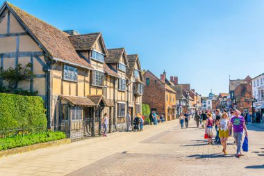 Stratford Upon Avon, İngiltere, 8 Nisan 2017: İnsanlar William Shakespeare Stratford upon Avon, Englan Doğum evinin yanındaki gezinme