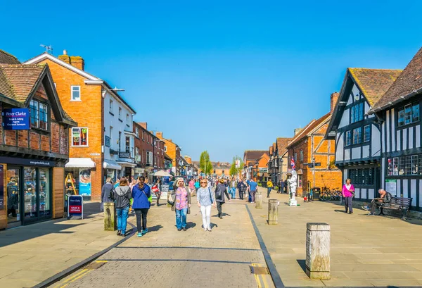 Stratford Avon United Kingdom April 2017 People Strolling Traditional Wooden — стоковое фото