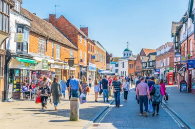 Stratford Upon Avon, İngiltere, 8 Nisan 2017: İnsanlar Stratford upon Avon, Englan geleneksel ahşap evlerde yanında geziniyor