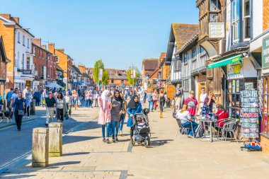 Stratford Upon Avon, İngiltere, 8 Nisan 2017: İnsanlar Stratford upon Avon, Englan geleneksel ahşap evlerde yanında geziniyor
