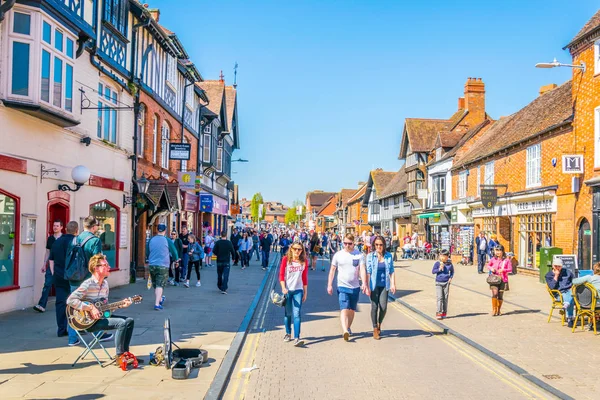 Stratford Avon Vereinigtes Königreich April 2017 Menschen Flanieren Traditionellen Holzhäusern — Stockfoto