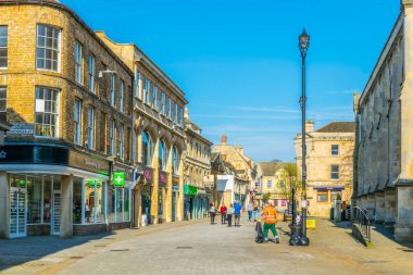 Stamford, Englan bir alışveriş caddesi görünümünü Stamford, Birleşik Krallık, 9 Nisan 2017: