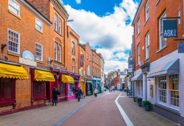 Leicester, İngiltere, 10 Nisan 2017: İnsanlar Leicester, Englan bir sokakta yürüyor