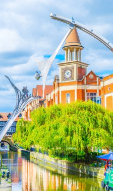 Lincoln, Amerika Birleşik Devletleri, 10 Nisan 2017: Nehir Witham eski tuğla binalar merkez Lincoln, Englan geçer.