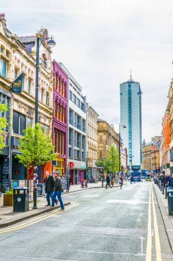 Manchester, Birleşik Krallık, 11 Nisan 2017: İnsanlar Manchester, Englan bir sokakta yürüyor