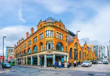 Manchester, Birleşik Krallık, 11 Nisan 2017: İnsanlar Manchester, Englan bir sokakta yürüyor