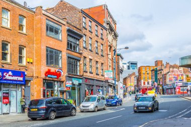 Manchester, Birleşik Krallık, 11 Nisan 2017: İnsanlar Manchester, Englan bir sokakta yürüyor