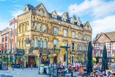 Manchester, Birleşik Krallık, 11 Nisan 2017: Restoranlar Manchester, Englan karmakarışık meydanında insanlarla dolu