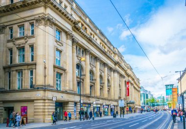 Manchester, Birleşik Krallık, 11 Nisan 2017: İnsanlar Manchester, Englan bir sokakta yürüyor