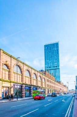 Klasik tuğla evler Manchester, Büyük Britanya, 11 Nisan 2017: görünümünü Deansgate Manchester, Englan Caddesi üzerinde