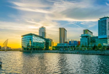 Manchester, Birleşik Krallık, 11 Nisan 2017: Media City İngiltere'de Manchester günbatımı, Englan sırasında