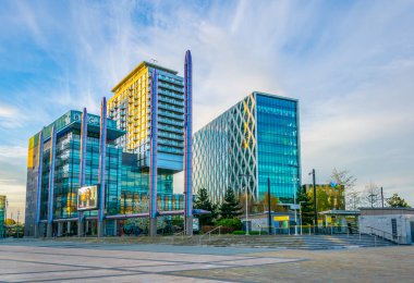 Manchester, Birleşik Krallık, 11 Nisan 2017: Media City İngiltere'de Manchester günbatımı, Englan sırasında