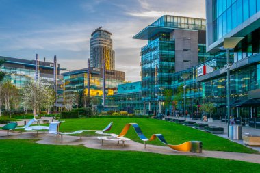 Manchester, Birleşik Krallık, 11 Nisan 2017: Media City İngiltere'de Manchester günbatımı, Englan sırasında