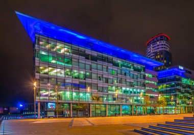 Manchester, Birleşik Krallık, 11 Nisan 2017: Media City İngiltere'de Manchester günbatımı, Englan sırasında