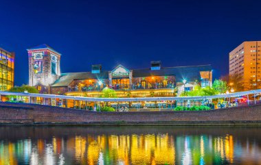 Birmingham, Birleşik Krallık, 8 Nisan 2017: gece görünümü bir restoranın yanı sıra Merkez Birmingham, Englan bir su kanalı