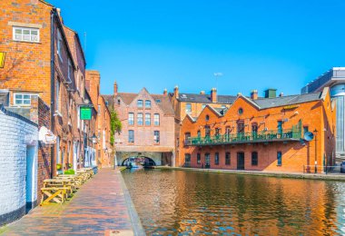 Birmingham, Birleşik Krallık, 9 Nisan 2017: Restoran bir su kanalı merkezi Birmingham, Englan yanında