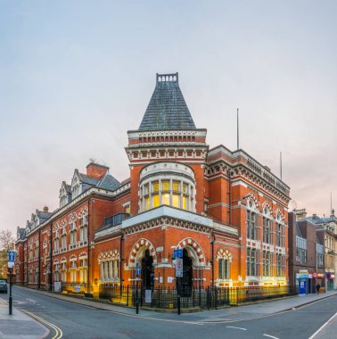 Leicester, İngiltere, 9 Nisan 2017: İnsanlar Leicester bir sokakta günbatımı sırasında Englan yürüyen