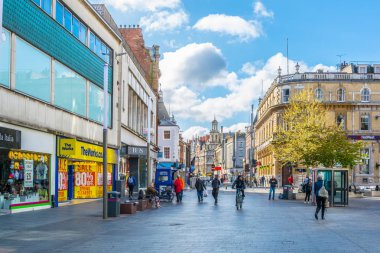 Leicester, İngiltere, 10 Nisan 2017: İnsanlar Leicester, Englan bir sokakta yürüyor