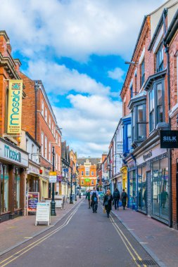 Leicester, İngiltere, 10 Nisan 2017: İnsanlar Leicester, Englan bir sokakta yürüyor