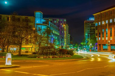 Bir modern merkezi Nottingham, Englan Nottingham, Birleşik Krallık, 10 Nisan 2017: gece görünümü