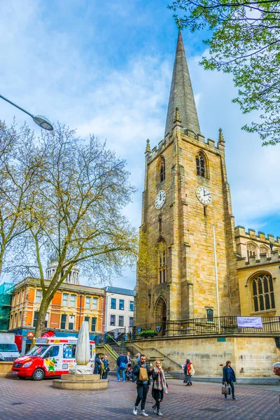 Nottingham Reino Unido Abril 2017 Gente Está Paseando Frente Iglesia — Foto de Stock