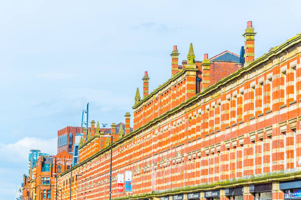 МАНЧЕСТЕР, 11 апреля 2017 года: Вид классических кирпичных домов на улице Динсгейт в Манчестере, Англан
