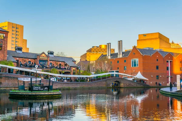 Birmingham Storbritannien April 2017 Sunset View Restaurang Tillsammans Med Vattenkanal — Stockfoto