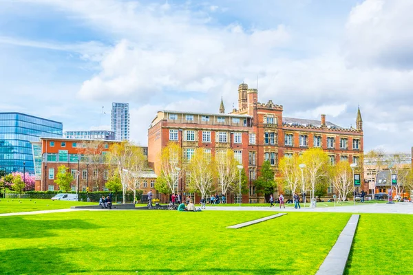 Manchester Storbritannien April 2017 Människor Sitter Gräset Framför Chethams Skola — Stockfoto