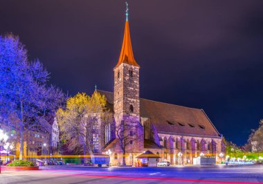 Nürnberg, Almanya'da Jakobskirche gece görünümü