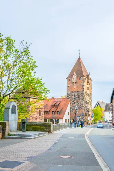 Människor Passerar Schuldturm Nürnberg Tyskland — Stockfoto