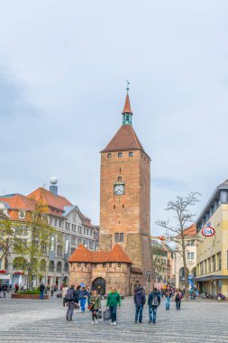 Nürnberg, Almanya, 12 Nisan 2017: İnsanlar Weisser turm Nürnberg, Almanya'da geçiyor